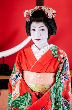 23 Ocak 2014: Sakata, Yamagata, Japonya: Japon Maiko, kırmızı kostümlü geyşa, dans sanatları icra eden geleneksel şovmen, zengin Japon kültürü.