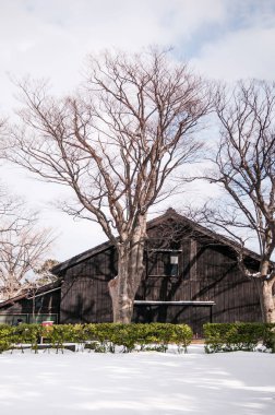 Kışın karlı havada eski Japon kara deposu, Sakata Sunkyo Soko, Yamagata orefekti, Japonya