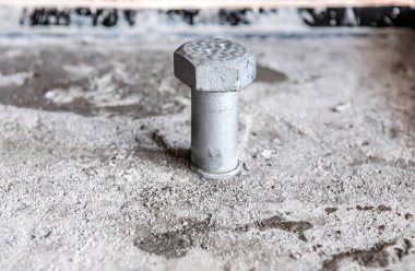 Çelik cıvata güçlendirilmiş beton. Toz ile yakın plan.