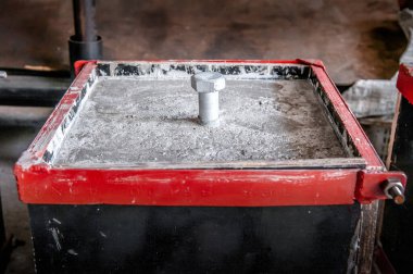 Çelik cıvata güçlendirilmiş beton blok detayı ile tozlu leke