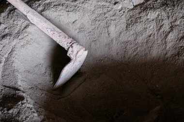 Eski çapayla elle beton tozu karışımı.