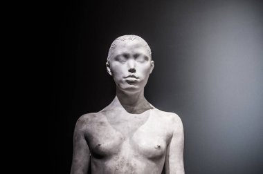 Koyu gri arkaplanda kadın alçı heykeli