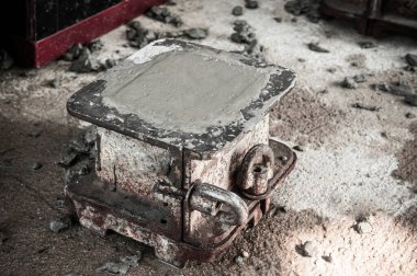 Kalıba beton dökmek güç testi için beton küp oluşturur