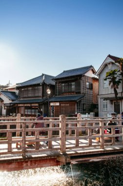 DEC 11, 2012 Katori, Chiba, JAPAN - Tokyo yakınlarındaki ünlü Edo eski kasabası Sawara köyünde eski bir ahşap ev ve Ja Ja veya Toyohashi köprüsü.