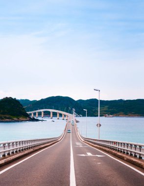 Tsunoshima Ohashi köprüsü anakaraya ve Tsunoshima adasına bağlandı.