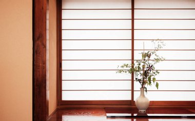 Japon usulü Japon çiçek aranjmanı. Japon odasındaki beyaz vazoda ikebana olarak bilinir.