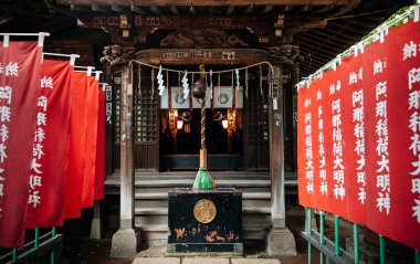 25 Haziran 2014 Shinagawa, Tokyo, Japonya: Shinagawa Jinja veya Shinagawa Tapınağı, tanrı Amanohiranomenomikoto 'nun evi olarak 1187 yılında inşa edilmiştir. İmparator Meiji tarafından belirlenen Tokyo-jissha (Tokyo 'nun on tapınağı)' dan biri..