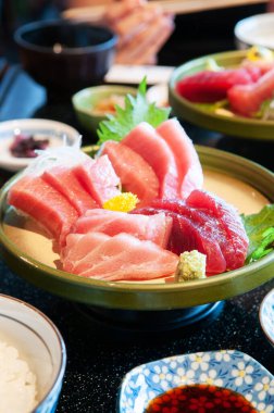 Japon usulü taze Tuna Sashimi Toro Otoro Maguro Chutoro Japon usulü tepsi servis ediliyor..