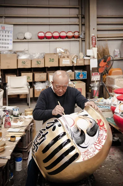 Oct 2014 Takasaki Gunma Japan Ένας Άντρας Που Φτιάχνει Daruma — Φωτογραφία Αρχείου