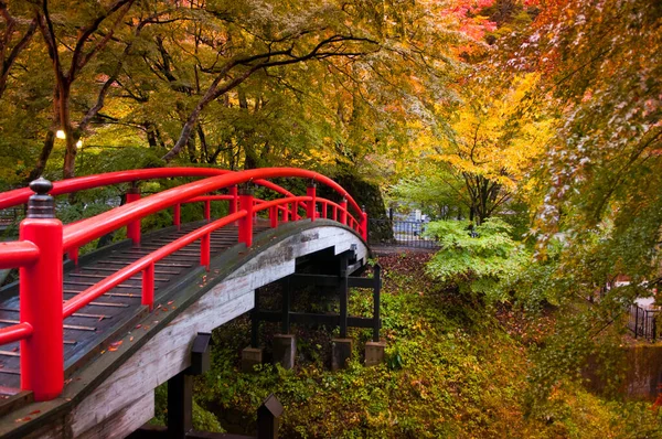 群馬県伊香保温泉の赤い橋と紅葉 — ストック写真