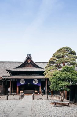 27 Mayıs 2013 Takayama, Gifu, Japonya - Takayama jinya eski Hachiken-machi eski Edo Bölgesi 'ndeki Hida Vilayeti hükümet genel merkezi, Zen bahçesinin barışçıl, temiz Japon manzara tasarımı ile ünlü turistik eğlence merkezi