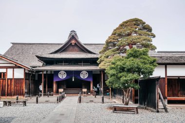 27 Mayıs 2013 Takayama, Gifu, Japonya - Takayama jinya eski Hachiken-machi eski Edo Bölgesi 'ndeki Hida Vilayeti hükümet genel merkezi, Zen bahçesinin barışçıl, temiz Japon manzara tasarımı ile ünlü turistik eğlence merkezi