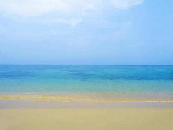 Serene Calm Peaceful Blue Sea Tropical Island Beach Bright Sun — Stock Photo, Image