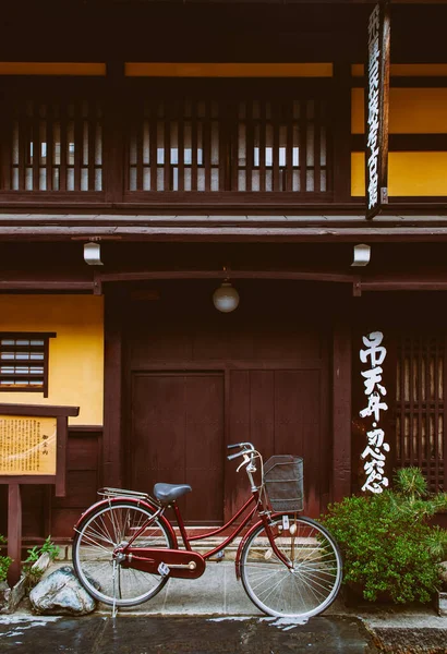 2013 일본의 다카야마 수지에 비타체붉은 자전거 나무로 타카야마 — 스톡 사진