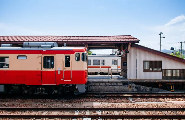 2013年5月26日Takayama Gifu Japan Kiha Dmu Train Vintage Two Tones Painted — 图库照片