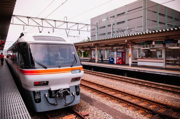 2013年5月30日 日本名古屋 北大火车站月台车站 日本乘客在黄线后行走 — 图库照片