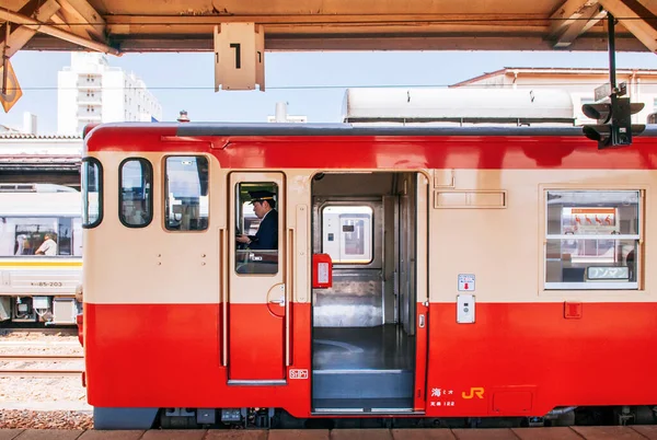 2013年5月26日Takayama Gifu Japan Kiha Dmu Train Vintage Two Tones Painted — 图库照片