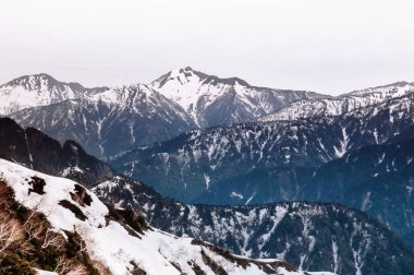 Tateyama Kurobe Alp Yolu 'ndaki Japon Alpleri' nin harika doğa manzarası. Toyama - Japonya