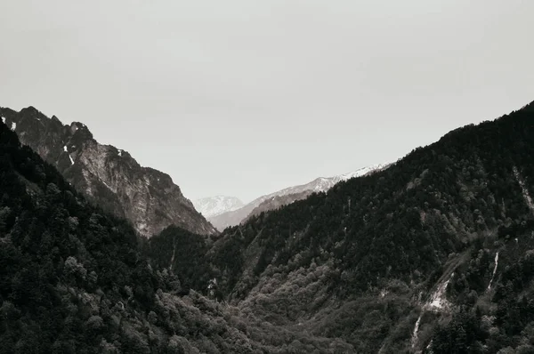 富山県 秋に黒部ダム渓谷の自然シーン 立山黒部アルペンルートの一部 — ストック写真