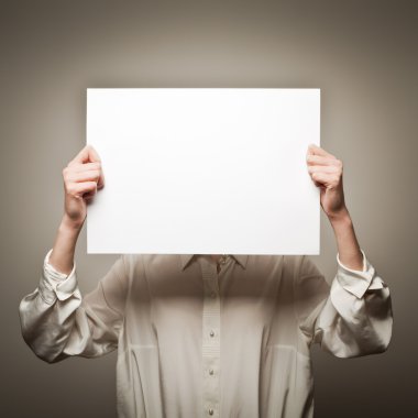 elinde beyaz kağıt