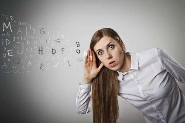 Nieuwsgierig vrouw in wit — Stockfoto