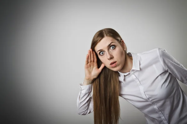 Nieuwsgierig vrouw in wit — Stockfoto