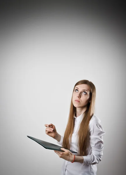 Femme en blanc tient un dossier . — Photo