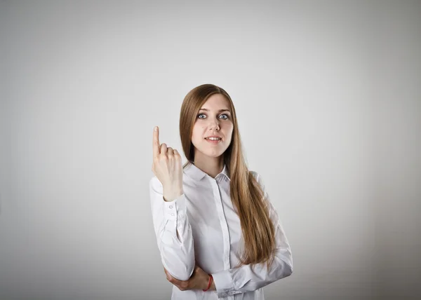 Apontando. Menina de branco apontando para algo — Fotografia de Stock