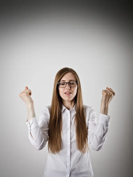 Jubelnde junge Frau in Weiß. Erfolgs- und Siegerkonzept. — Stockfoto