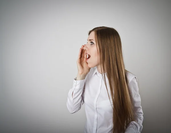 Gritando. La mujer de blanco le grita a algo . —  Fotos de Stock