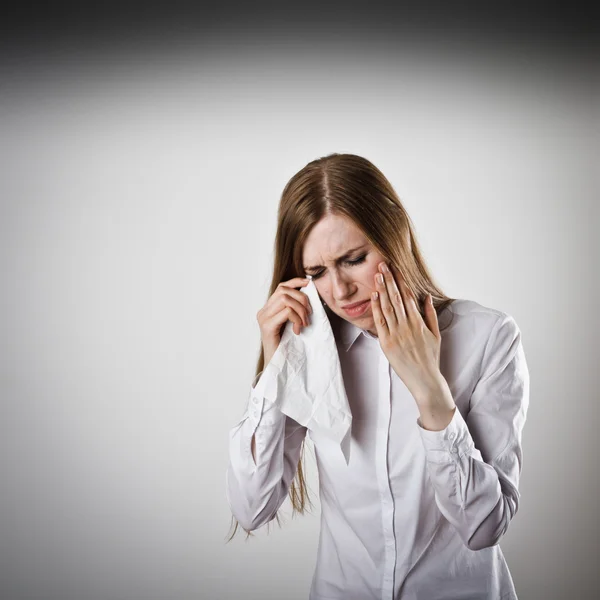 Wanita sedih dan tidak bahagia dengan baju putih menangis . — Stok Foto
