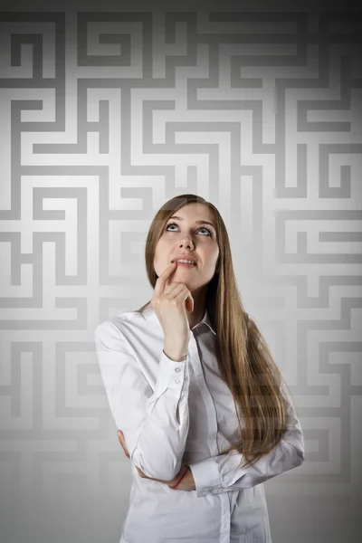 Concepto de laberinto. Mujer de blanco está buscando la solución —  Fotos de Stock