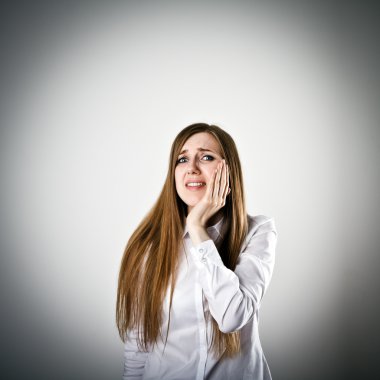 Diş ağrısı. Kadın beyaz bir diş ağrısı veya baş ağrısı geçiriyor.