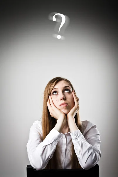 Sim, conceito. Mulher de branco está cheia de dúvidas e hesitação . — Fotografia de Stock