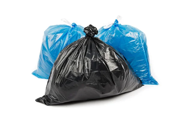 Черные и синие пакеты для мусора — стоковое фото