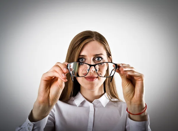 Femme en blanc avec lunettes — Photo