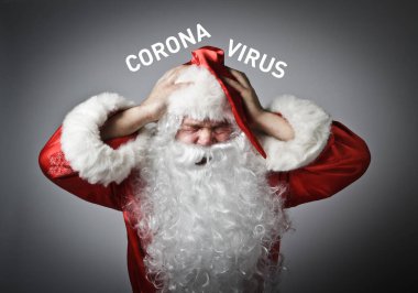 Hüsrana uğramış Noel Baba ve baş ağrısı. Coronavirüs salgını kavramı. COVID-19 kriz konsepti. Coronavirus hakkında metin.