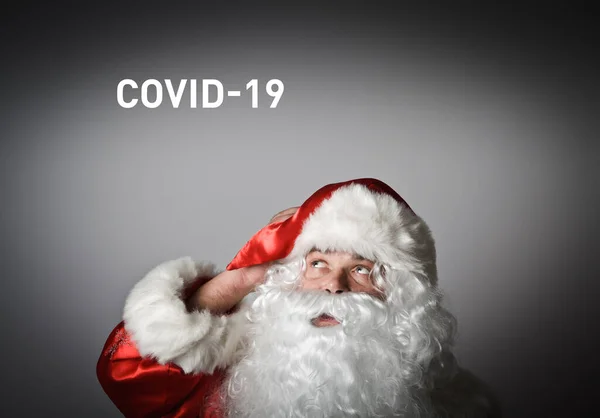 Noel Baba Yukarı Bakıyor Şüphe Tereddütle Dolu Coronavirüs Salgını Kavramı — Stok fotoğraf