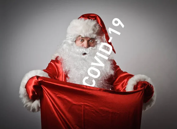 Impactado Santa Claus Está Mirando Hacia Saco Covid Como Regalo Fotos de stock libres de derechos