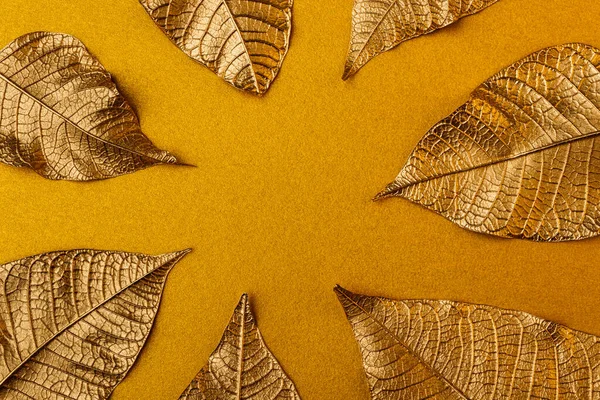 Złote Liście Złotym Tle Kreatywny Układ Złotych Liści Złotym Papierowym — Zdjęcie stockowe