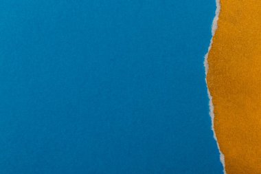 Kopyalanmış kağıt, kopyalanacak yer. Mavi arka planda yırtık altın kağıt. Dokular.