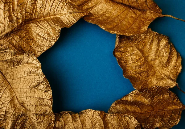 Zlaté Listy Kreativní Dispozice Zlatých Listů Poznámkou Modrého Papíru Minimální — Stock fotografie