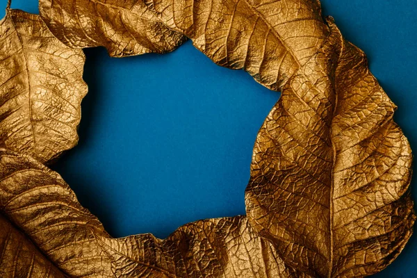 Χρυσά Φύλλα Δημιουργική Διάταξη Από Χρυσά Φύλλα Μπλε Χάρτινη Σημείωση — Φωτογραφία Αρχείου