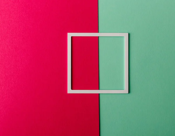 白色塑料框架 复制空间粉红色和绿色的纸张背景 最低限度概念 — 图库照片