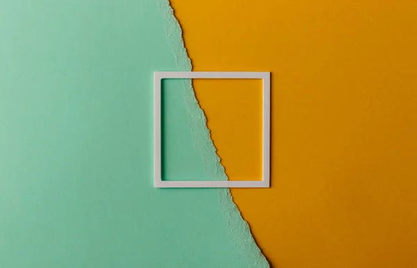 白色塑料框架 复制空间绿色和黄色的纸张背景 撕碎的纸最低限度概念 — 图库照片