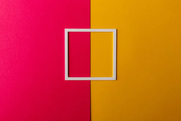 Weißer Kunststoffrahmen Mit Kopierraum Auf Rosa Und Gelben Papierhintergrund Minimales — Stockfoto