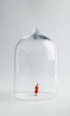 Karantinada, cam bir kubbenin altında fotokopi alanı olan parlak bir zemin üzerinde küçük bir heykel. Coronavirus önleme, sosyal uzaklık ve karantina kavramı. Kişisel izolasyon.