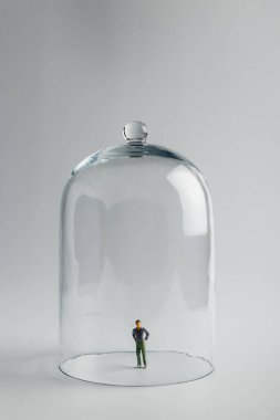 Karantinada, cam bir kubbenin altında fotokopi alanı olan parlak bir zemin üzerinde küçük bir heykel. Coronavirus önleme, sosyal uzaklık ve karantina kavramı. Kişisel izolasyon.