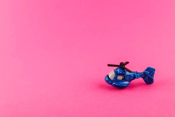 Kleine Plastic Helikopter Met Kopieerruimte Roze Achtergrond Speelgoed — Stockfoto