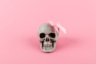 Pembe papyonlu bir kafatası. Yaratıcı Cadılar Bayramı asgari konsepti. Öleceğini unutma. İnsan hayatının kısalığı ve kırılganlığının sembolü..